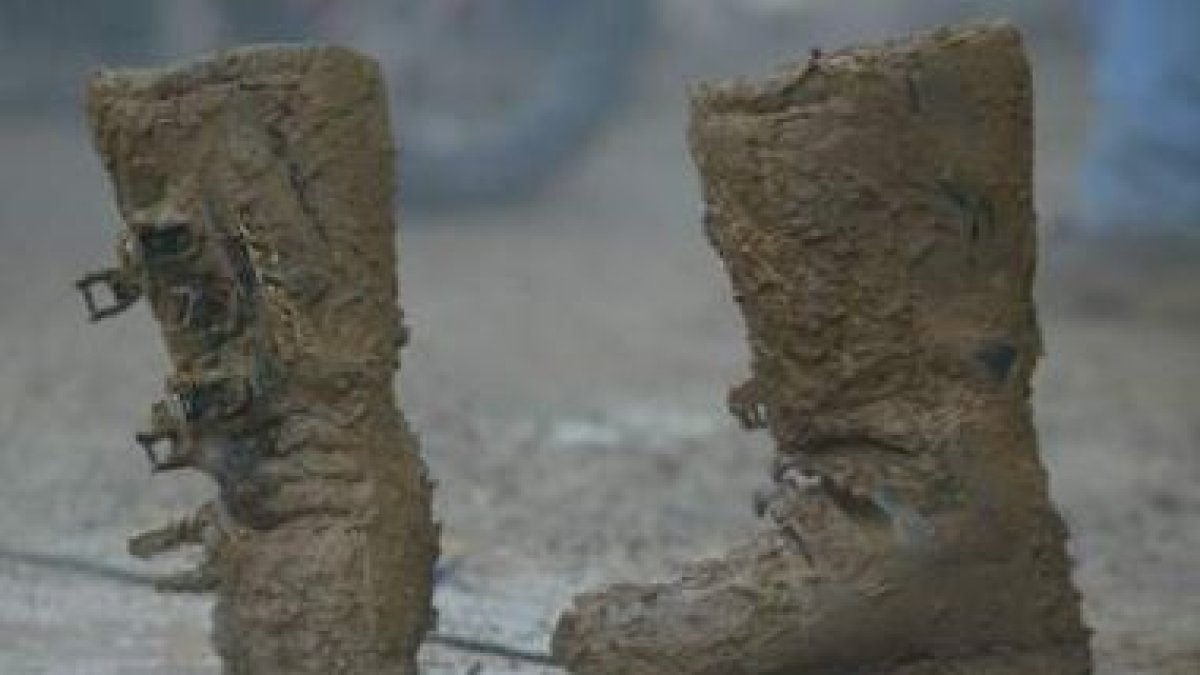 Unas botas embarradas en mitad del circuito de La Salgada, en La Bañeza.