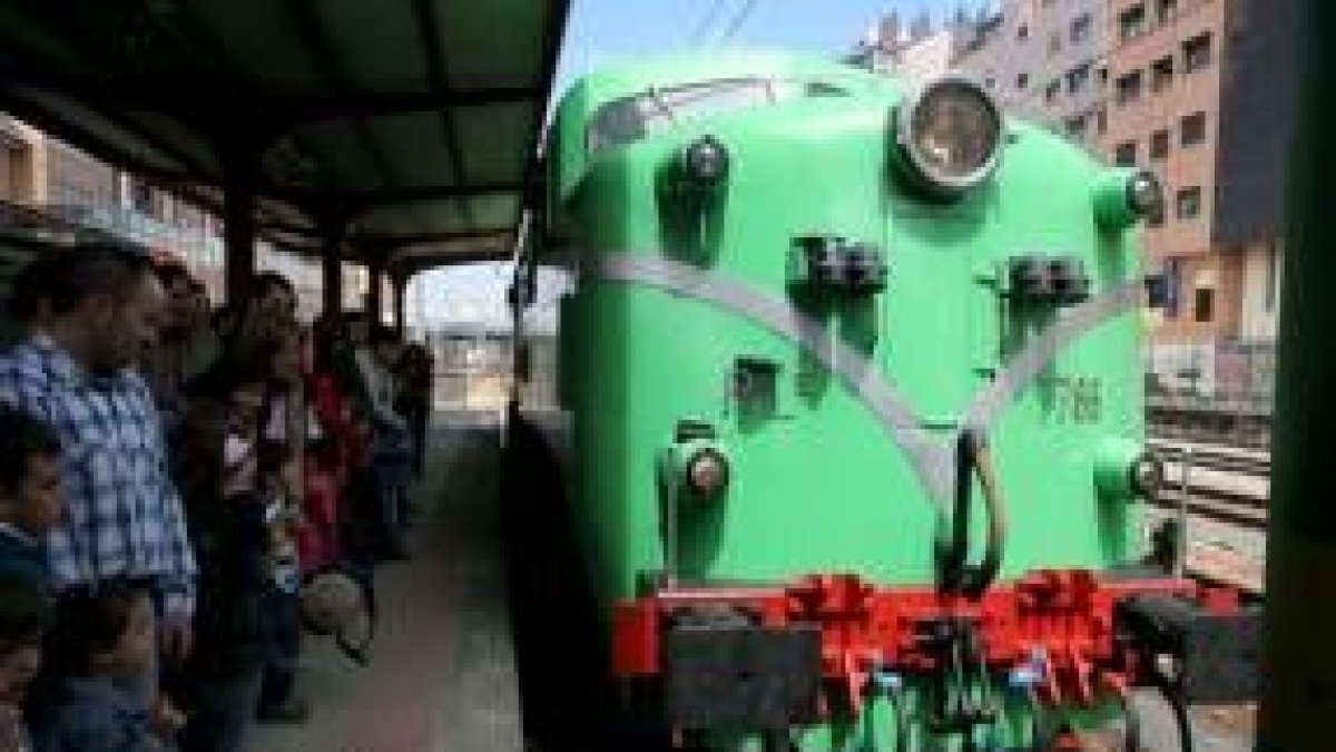 La locomotora 7700 viajó a Ponferrada desde Toral