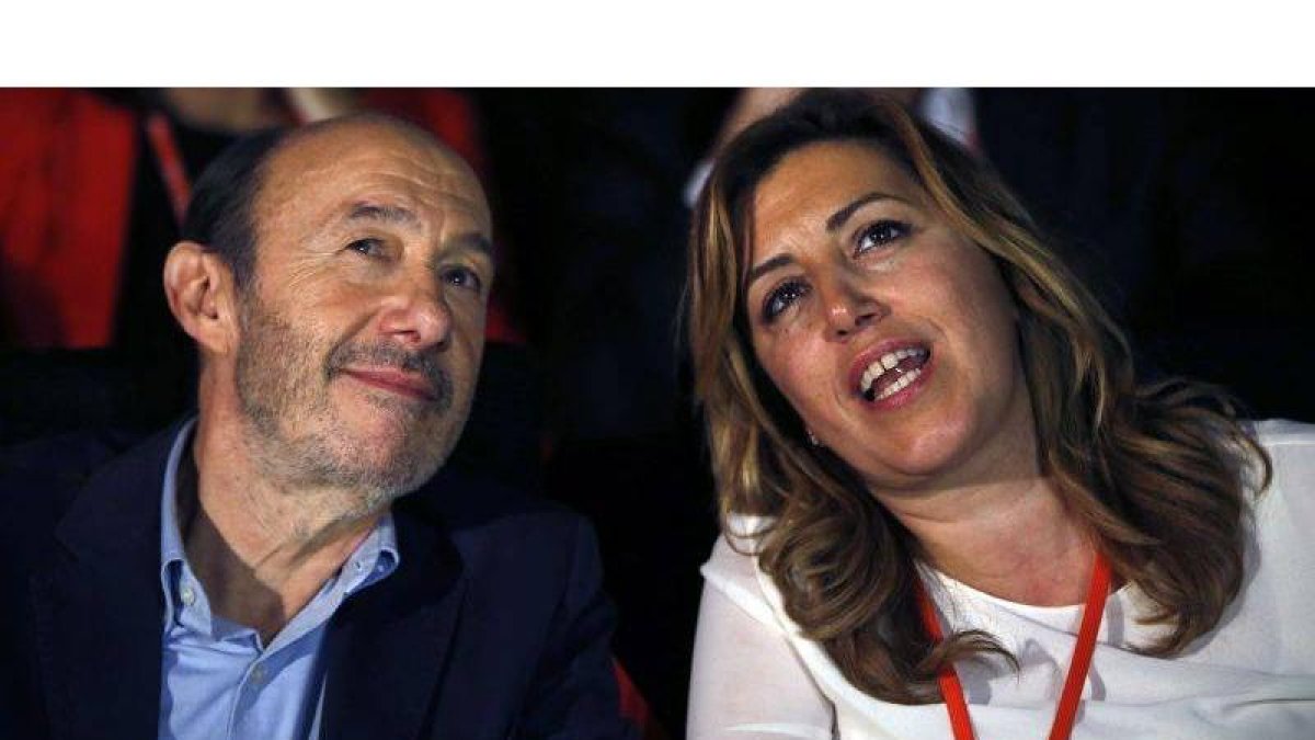 El secretario general del PSOE, Alfredo Pérez Rubalcaba, y la presidenta de la Junta de Andalucía, Susana Díaz, durante la última Conferencia Política del PSOE.