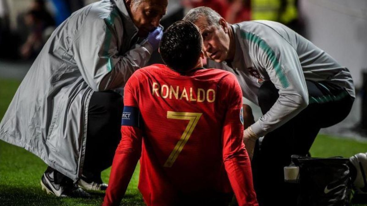 Cristiano Ronaldo, atendido tras la lesión.