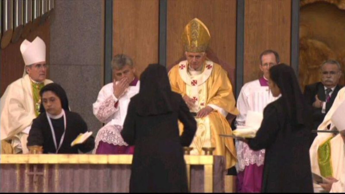 Unas monjas limpian el aceite derramado por el Papa en el altar de la Sagrada Família, en febrero del 2010.