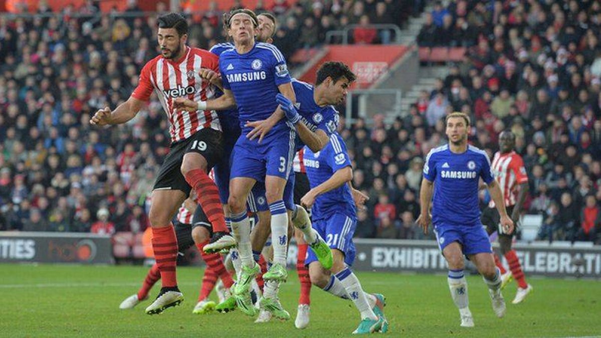 Graziano Pelle, Filipe Luis y Diego Costa pelean por el balón durante el partido entre el Chelsea y el Southampton.