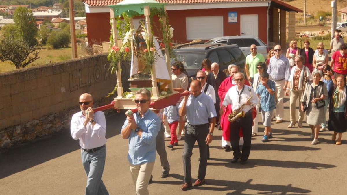 Los vecinos honraron a su patrona durante la procesión en el día grande de las fiestas.