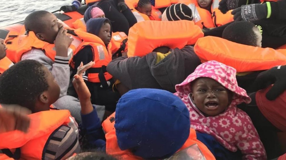 Un grupo de niños rescatados por los barcos de Proactiva Open Arms en el Mediterráneo.