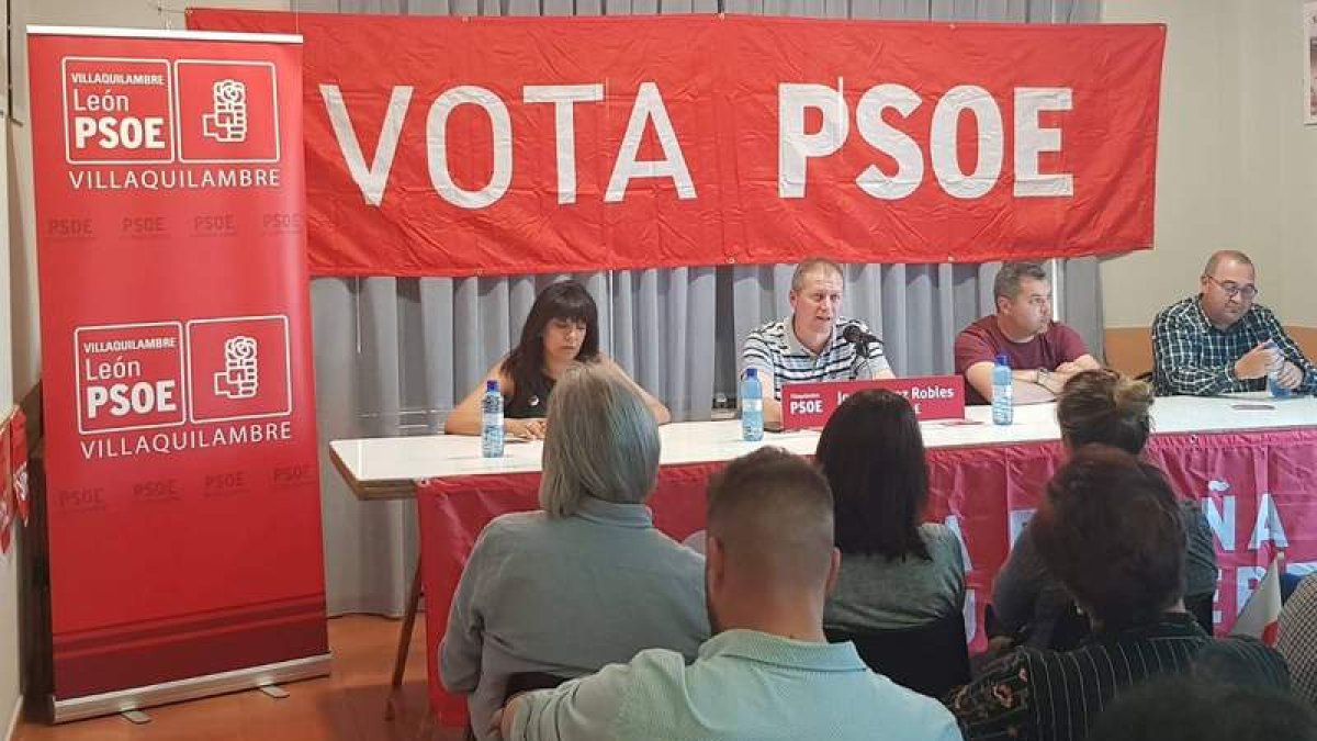 El candidato del PSOE acudió a un encuentro en Robledo de Torío. DL