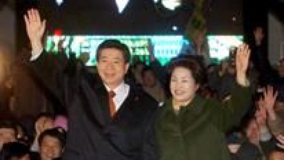 El nuevo presidente de Corea del Sur, Roh Moo Hyun, y su esposa ayer en Seúl