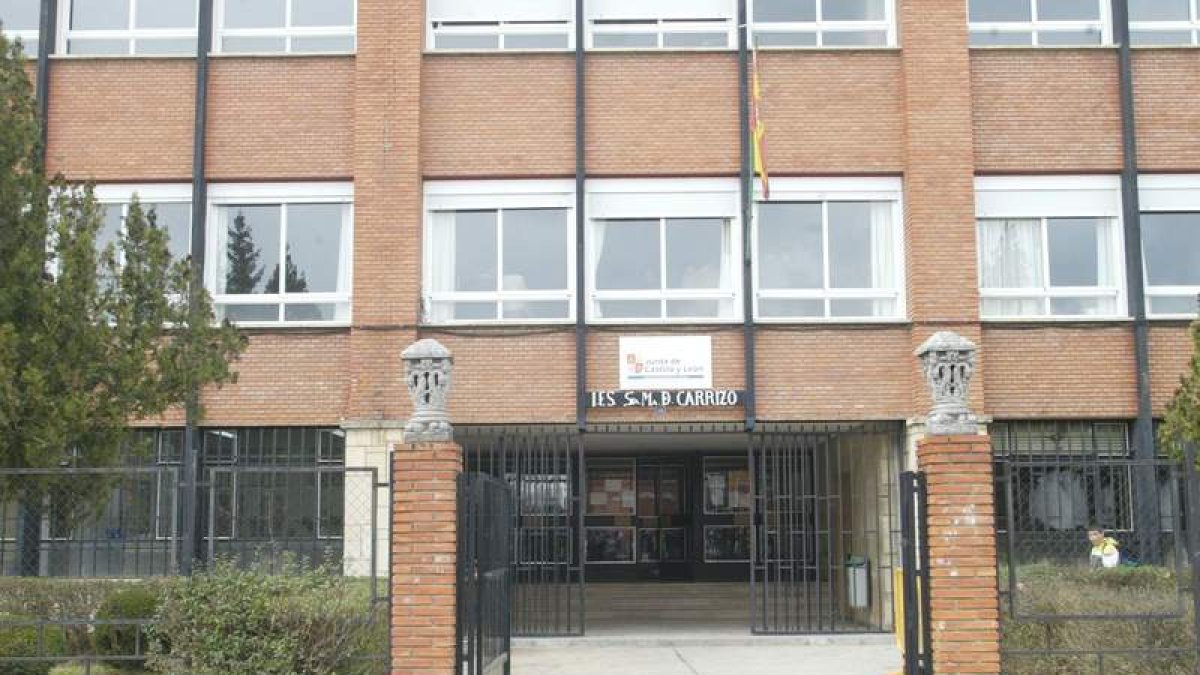 Fachada del instituto Santa María de Carrizo.