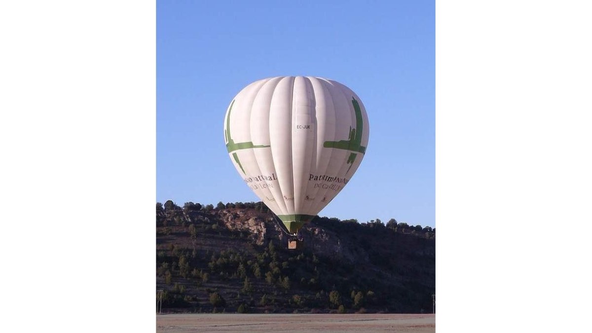 El globo ‘Natura’ sobrevuela alguno de los parajes de León.