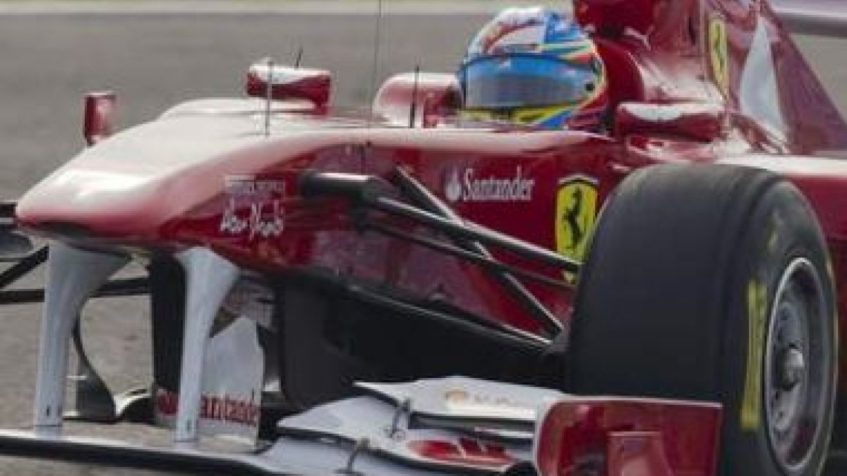 Fernando Alonso rodando con su bólido durante los entrenamientos de ayer.