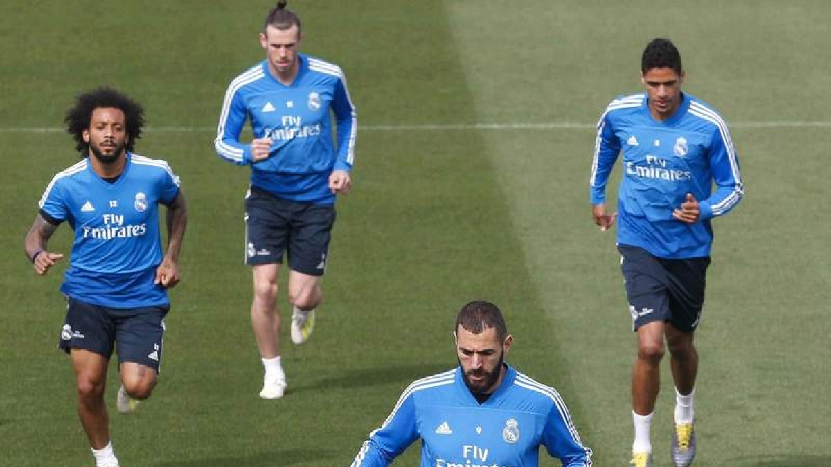 Varios jugadores del Real Madrid, durante el último entrenamiento en Valdebebas. PACO CAMPOS