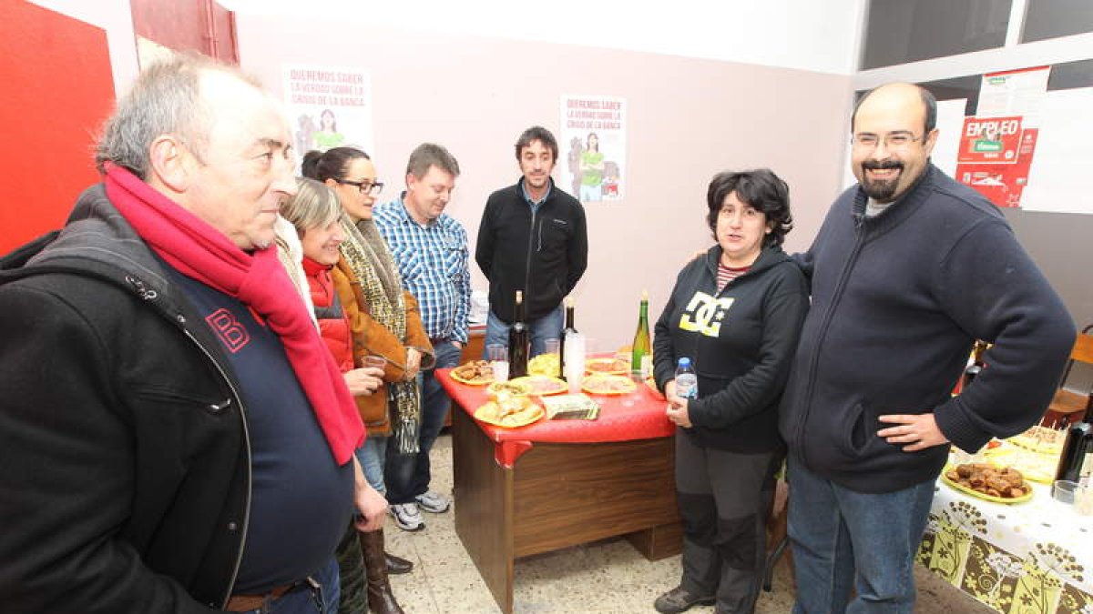 Santiago Ordóñez (derecha), junto a otros miembros de IU en la comarca.