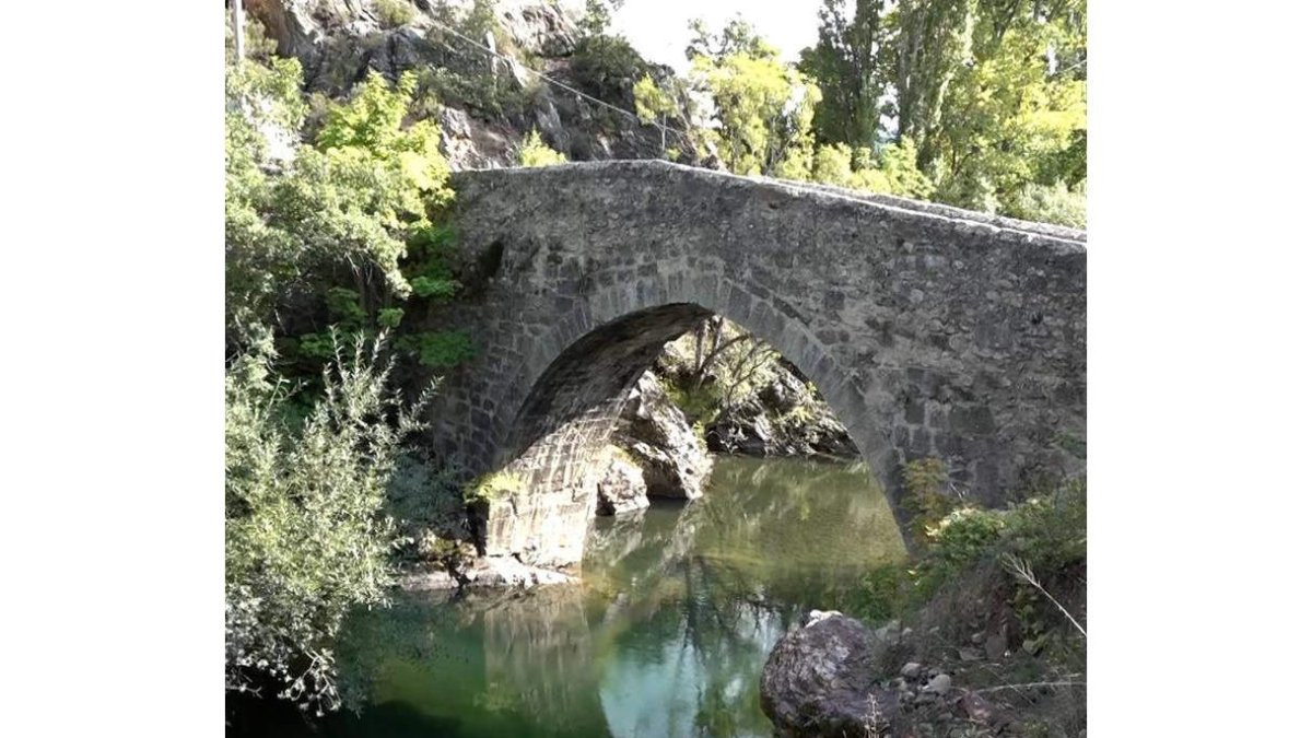 No falta el esplendor de la montaña en la orografía de la zona de Valdepiélago. Es una de las señas de identidad.