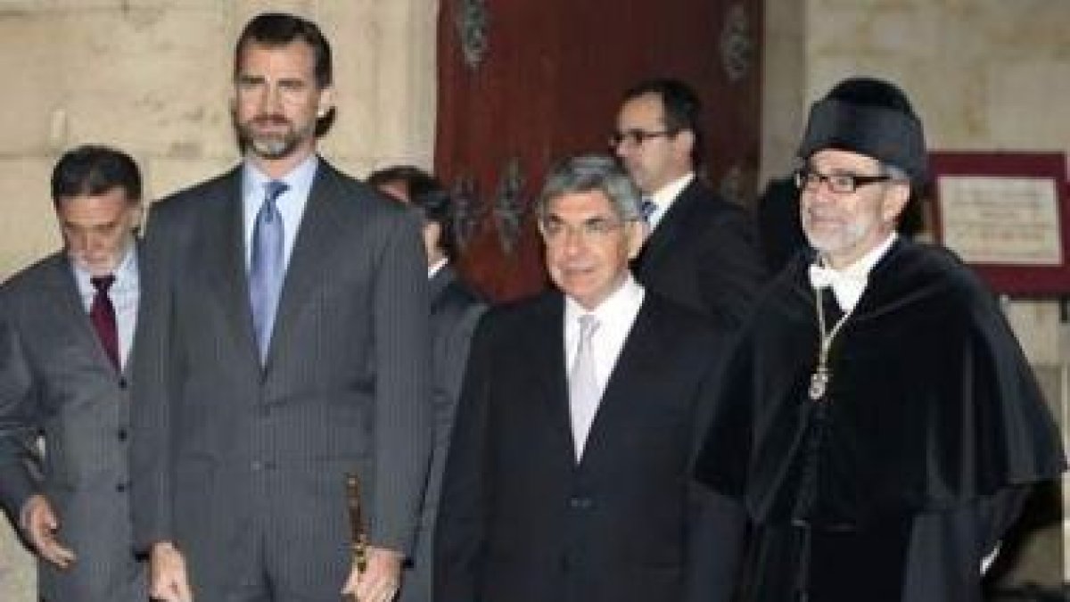 Óscar Arias, en el centro, junto al príncipe Felipe de Borbón.