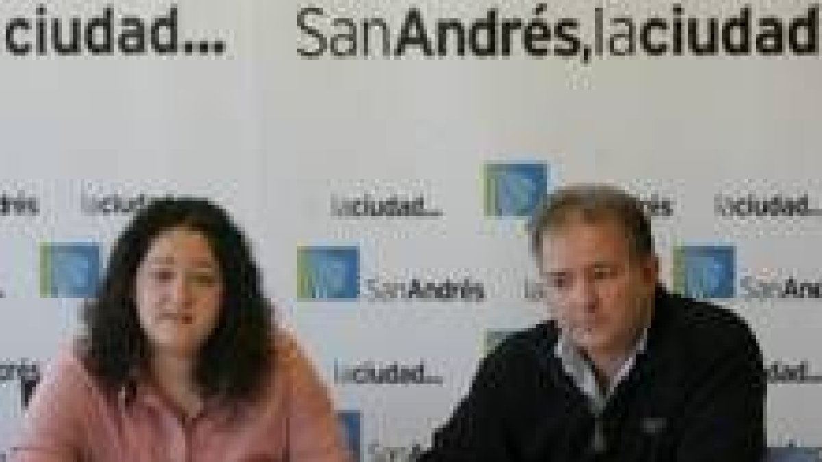 Los concejales de Cultura y Fiestas, Monserrat González y Pedro Blanco, durante la rueda de prensa