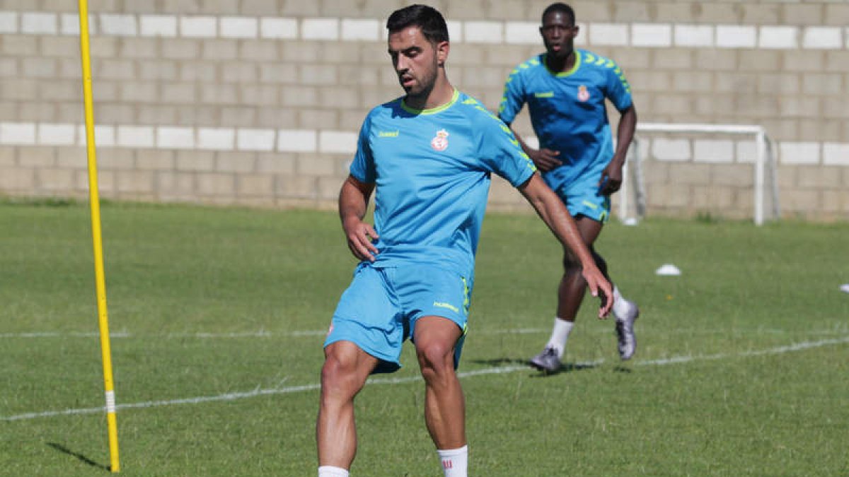 El futbolista leonés Víctor Díez, durante el primer entrenamiento de la Cultural en el Área Deportiva de Puente Castro. SECUNDINO PÉREZ