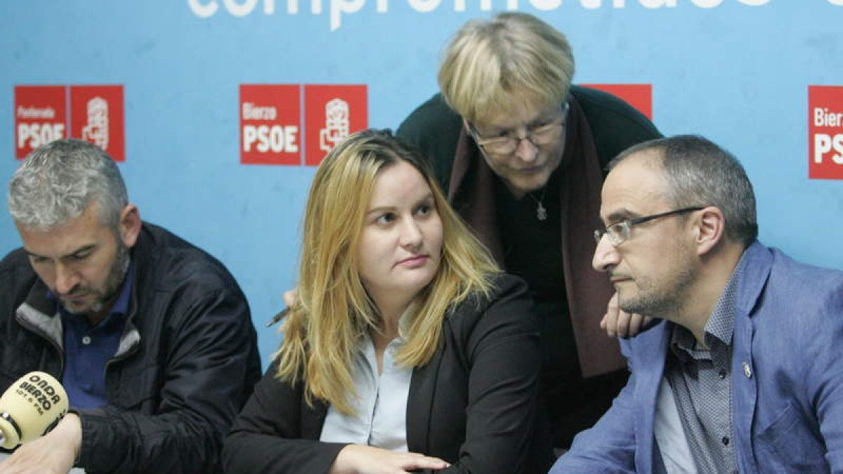 Alider Presa, Gloria Acevedo, Rita Prada y Olegario Ramón, ayer en la sede del PSOE.