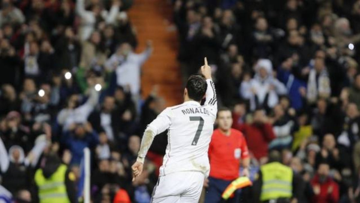 Cristiano celebra su primer gol al Celta dirigiéndose al público del Bernabéu.