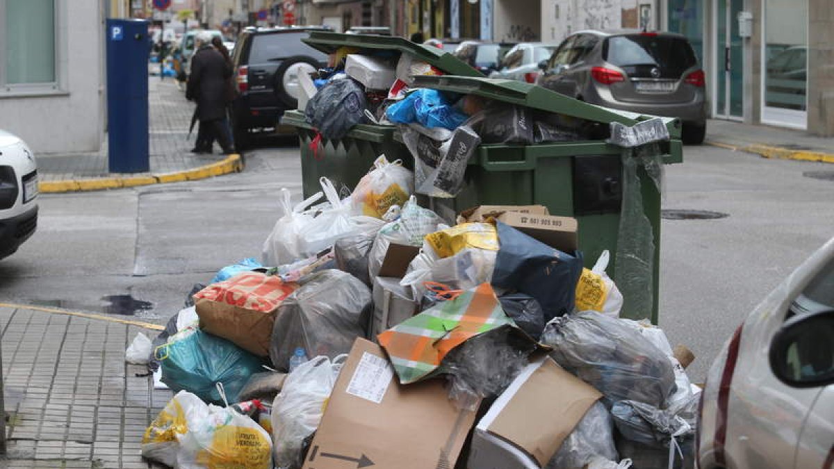 La imagen de la basura rebosando en los contenedores, como en abril de 2016, podría repetirse en Ponferrada durante Semana Santa. A. F. B.