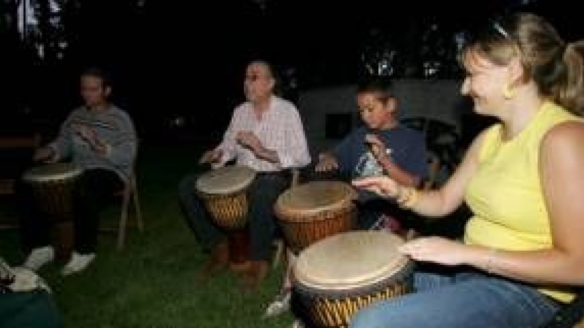 Luis Masdreu y sus alumnos, durante las clases de percusión en el Plantío