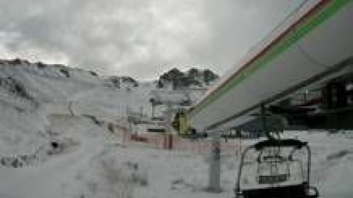 Imagen de ayer de las pistas del sector de Cebolledo, todavía con poca nieve para acoger esquiadores