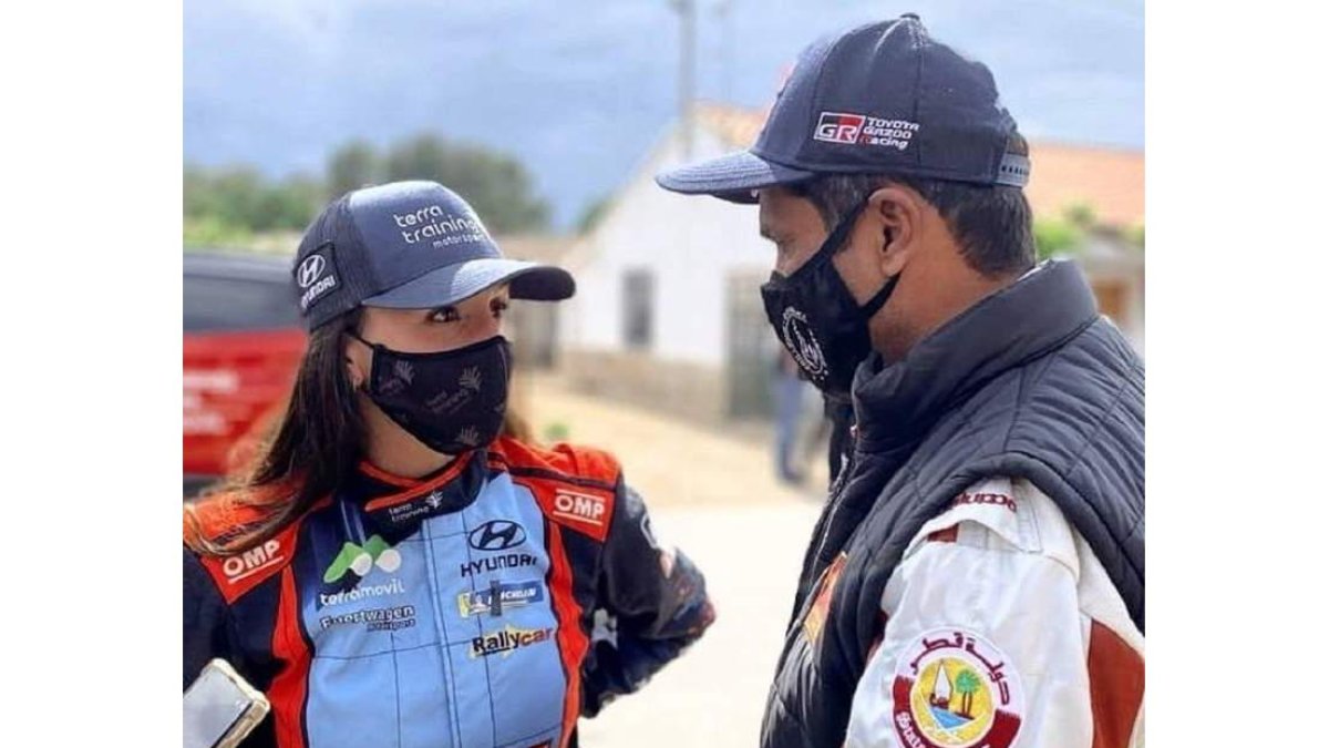 Alba Sánchez conversando con Al-Attiyah. @ALBASANCHEZGZ