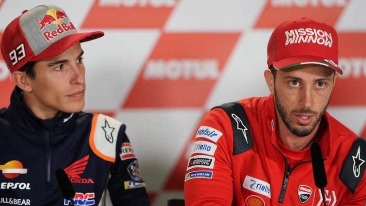 Marc Márquez (Honda), a la izquierda, escucha las explicaciones de Andrea Dovizioso, hoy, en Termas de Río Hondo (Argentina).