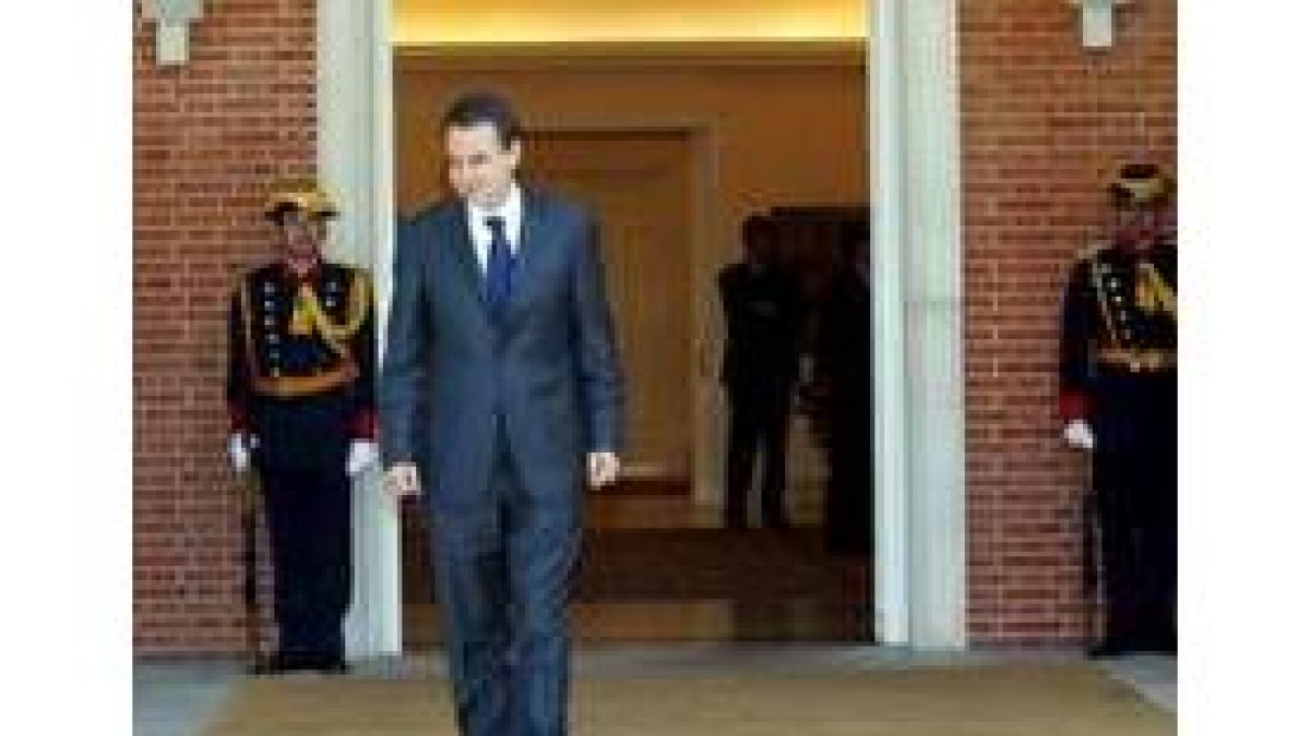 Zapatero, a la puerta del Palacio de la Moncloa