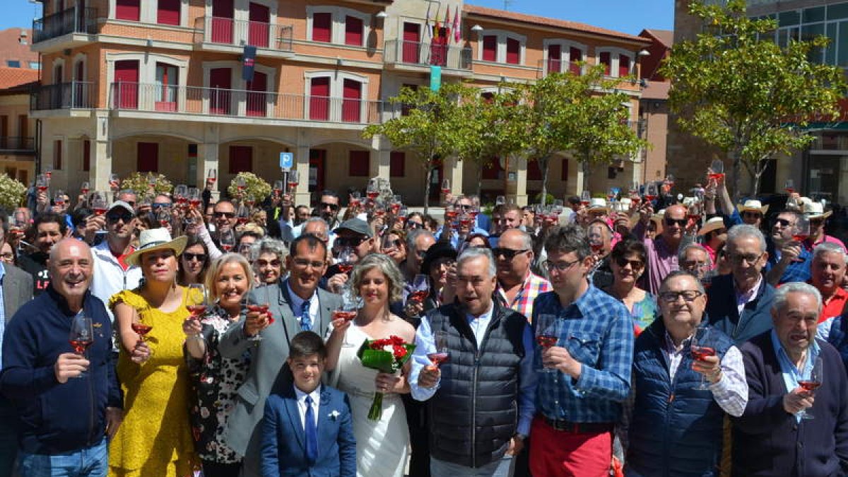 Imagen del brindis colectivo del año 2019 en Valencia de Don Juan. DL