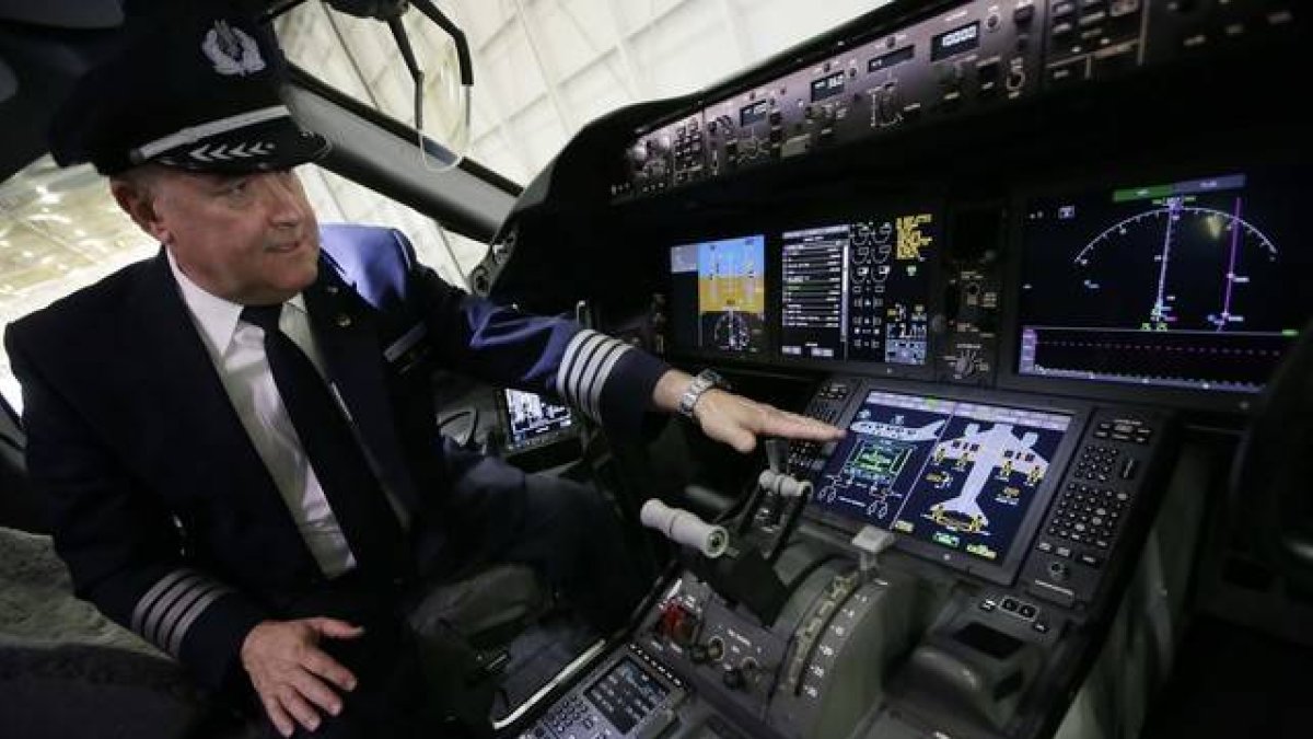 El capitán Bruce Johnson muestra la sala del piloto del nuevo Boeing 787 Dreamliner.