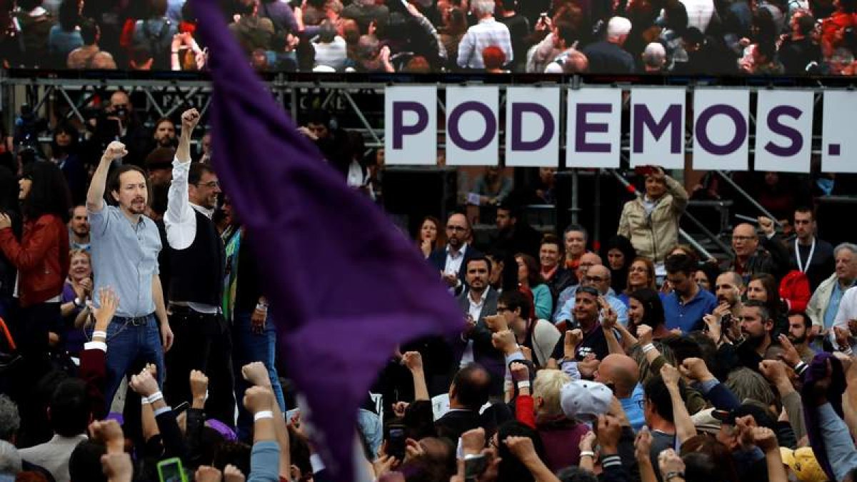 Pablo Iglesias y José Antonio Moneder, ayer en el regreso del primero a la primera linea de la política. JUAN CARLOS HIDALGO