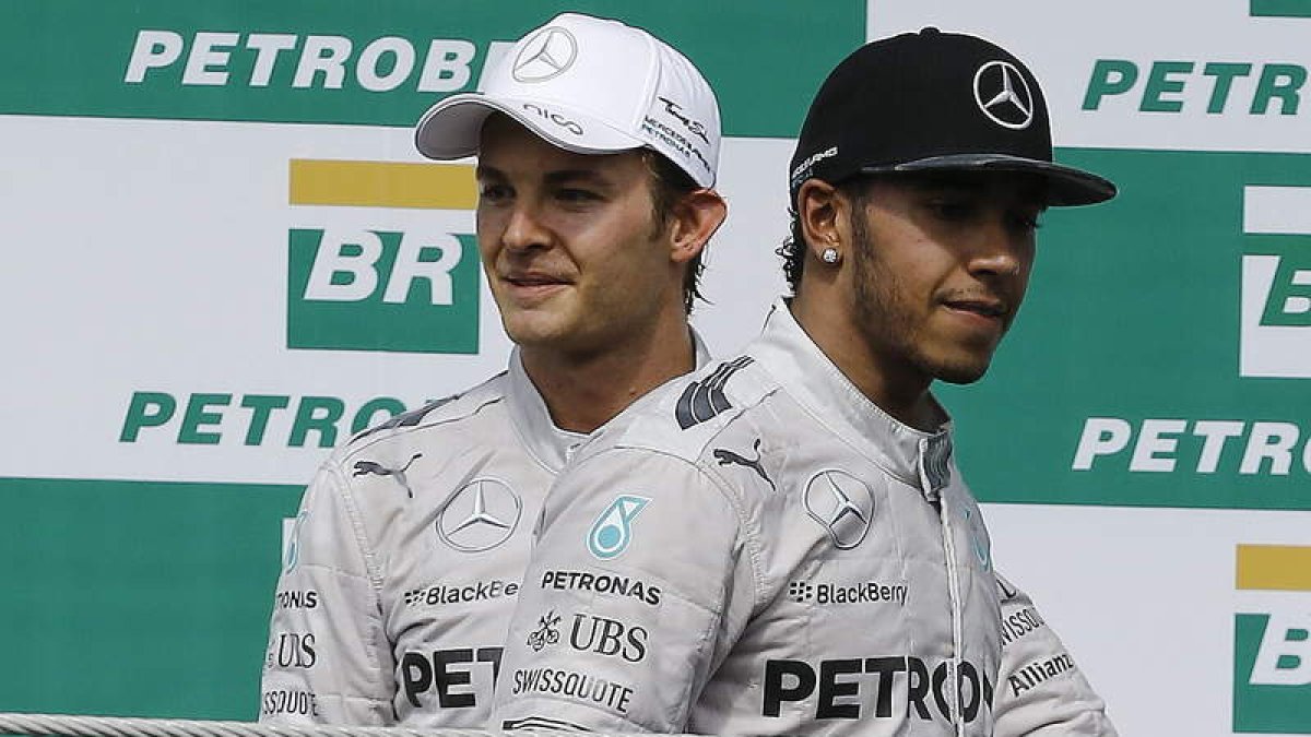 Rosberg y Hamilton ayer en el podio, se jugarán el título en Abu Dabi en dos semanas