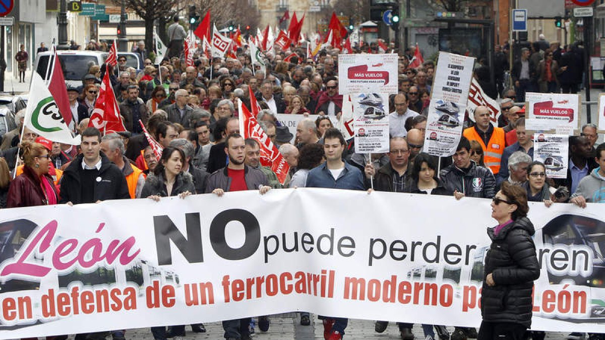 Imagen de la masiva manifestación por el tren celebrada en León hace dos semanas.