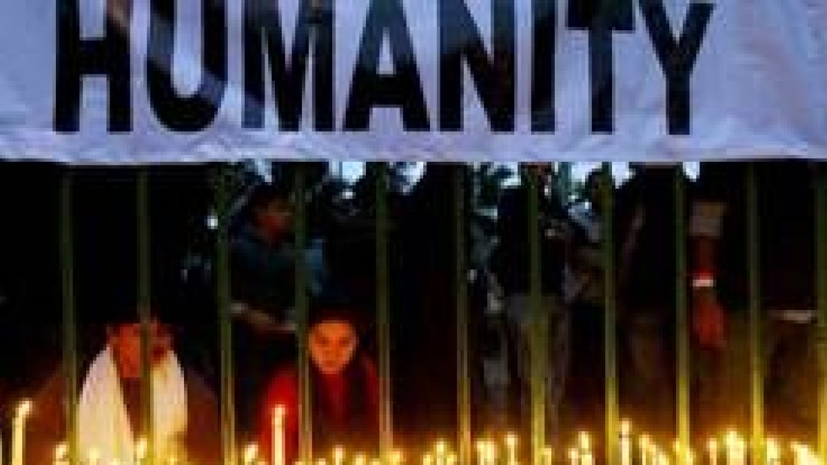 Dos personas encienden velas durante la manifestación celebrada ayer en Nueva Delhi contra el terror