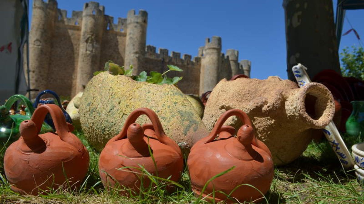 Imagen de un puesto de alfarería con el castillo como inmejorable decorado. MEDINA