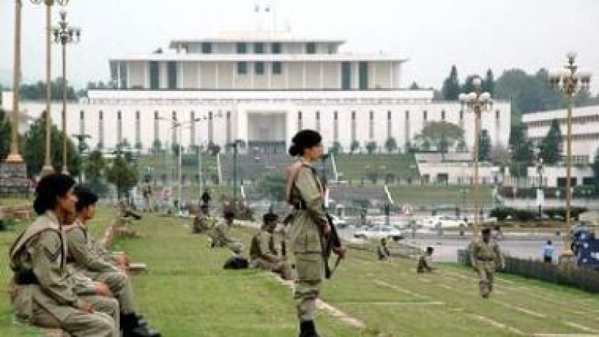 Un grupo de mujeres soldados vigilan los alrededores del Parlamento paquistaní