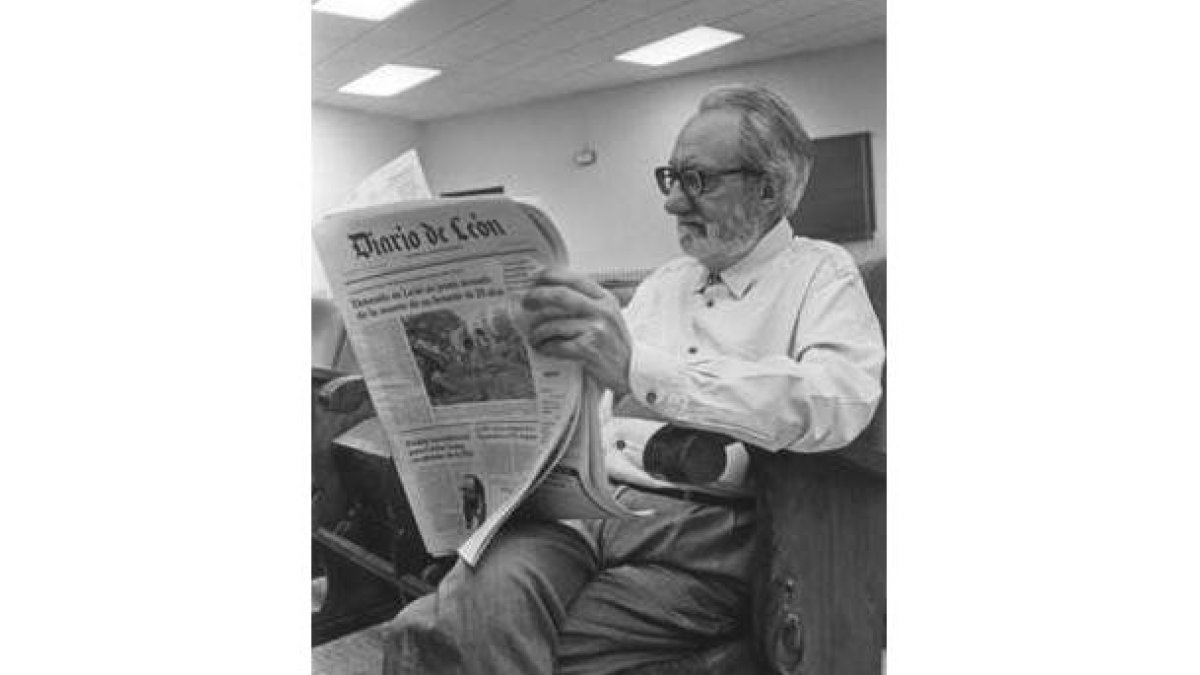 Pereira, leyendo el Diario de León, periódico del cual fue corresponsal siendo tan sólo un muchacho