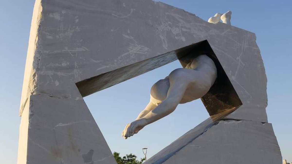 Ventana central de ‘The Jump’ y el nadador de su interior, escultura elaborada con el famoso mármol de la isla. DL