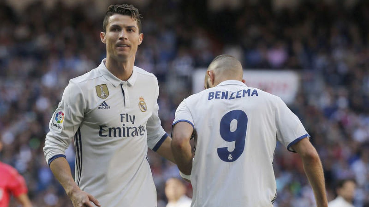 Cristiano Ronaldo y Benzema componen hoy el dúo de ataque del Madrid ante el Sevilla. KIKO HUESCA
