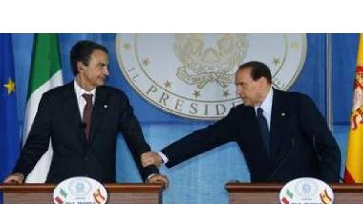 Zapatero y Berlusconi, durante la rueda de prensa conjunta que ofrecieron tras finalizar la cumbre.