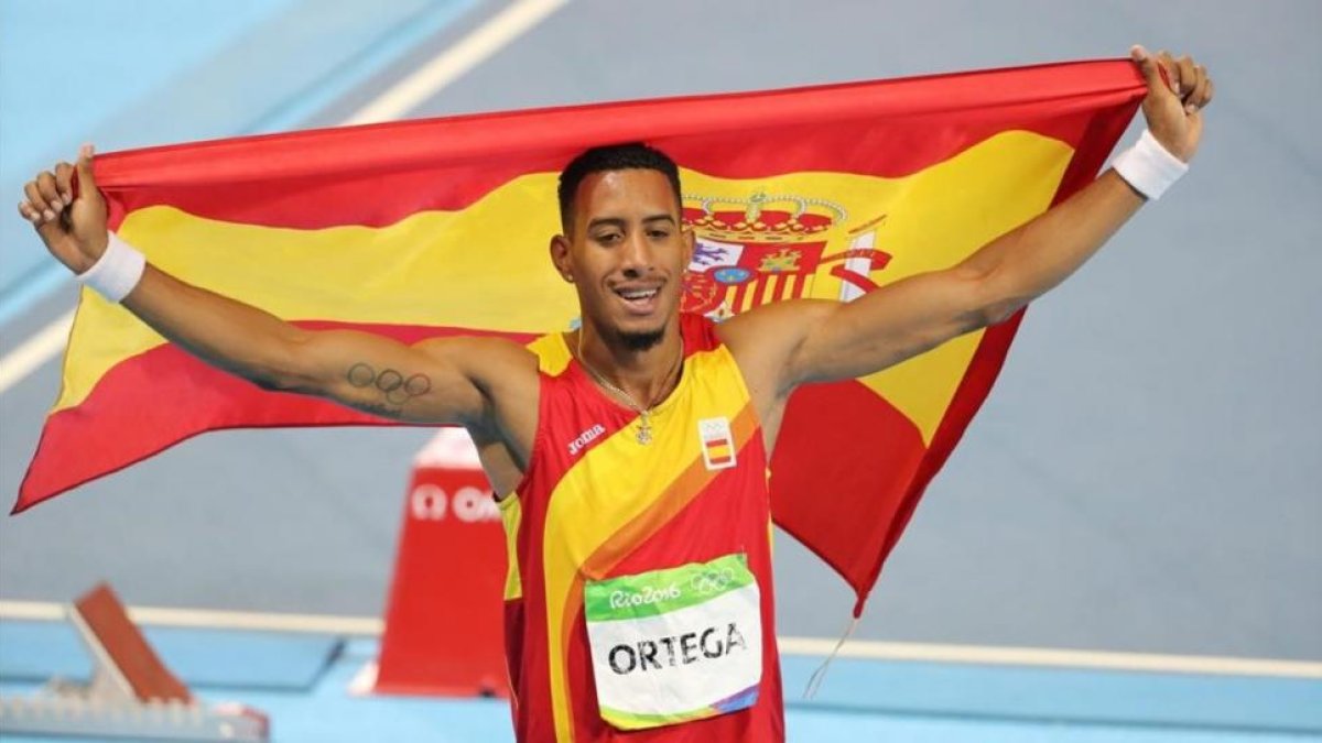 Orlando Ortega, paseando la bandera española.