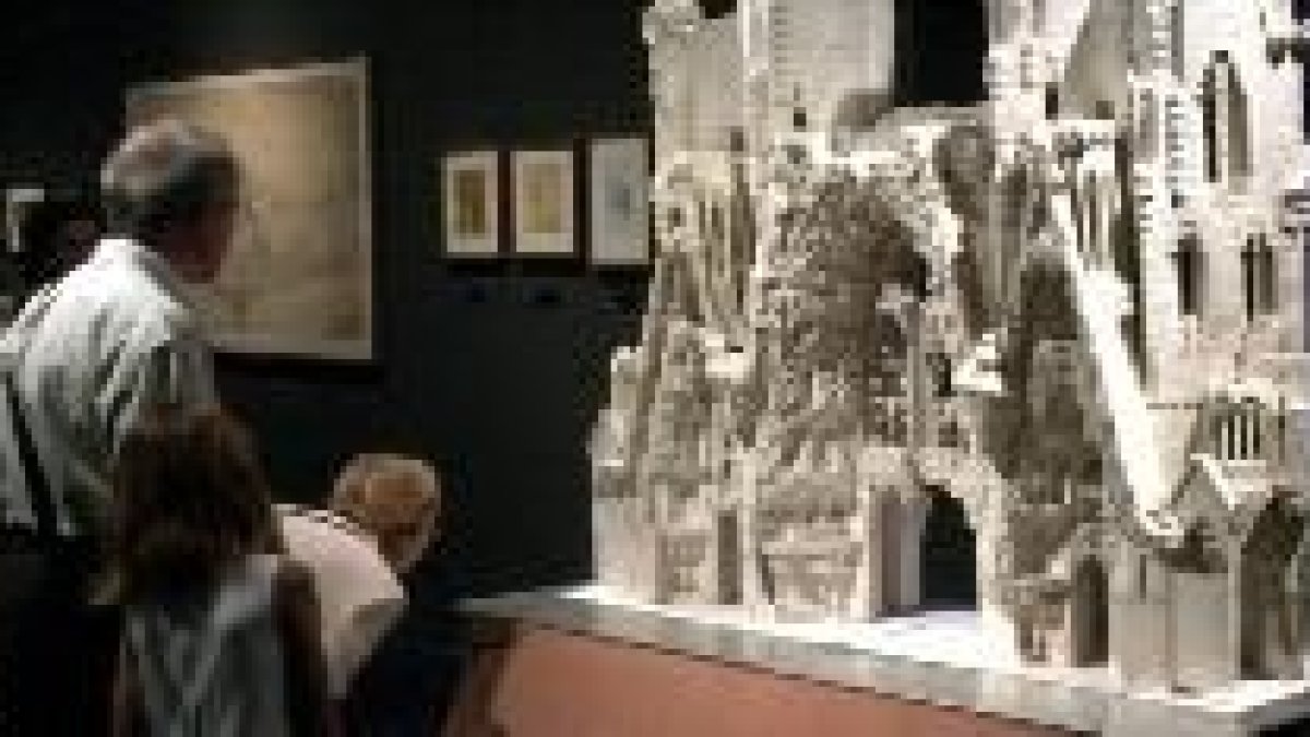 Imagen de una exposición sobre Gaudí, con una maqueta en escayola de la Sagrada Familia