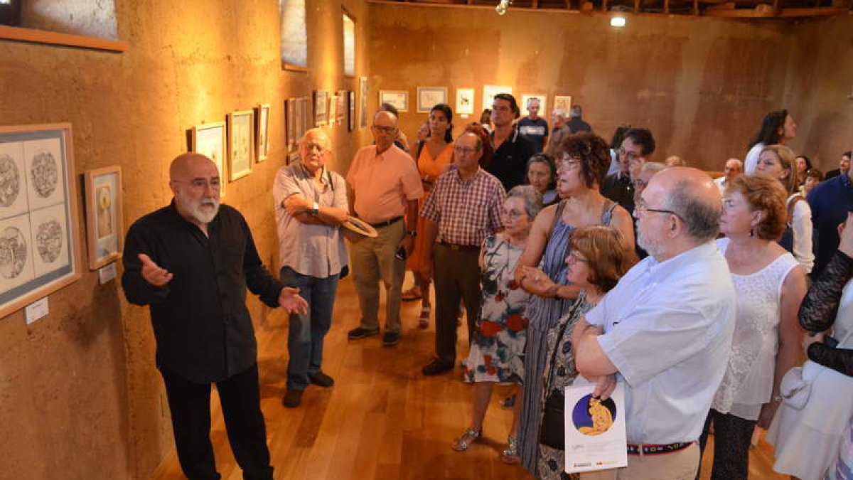 El artista lacianiego explica su obra al numeroso público que asistió a la inuguración. MEDINA
