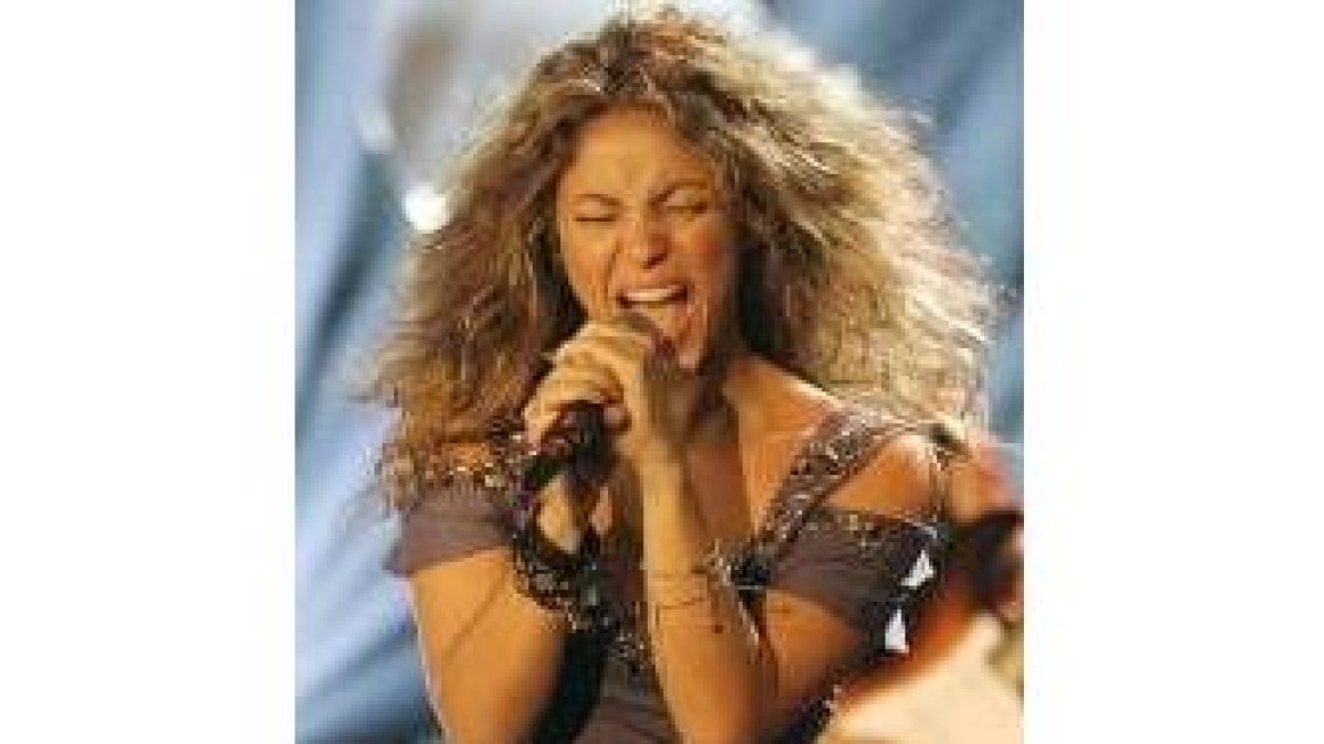 Shakira en el transcurso de un concierto