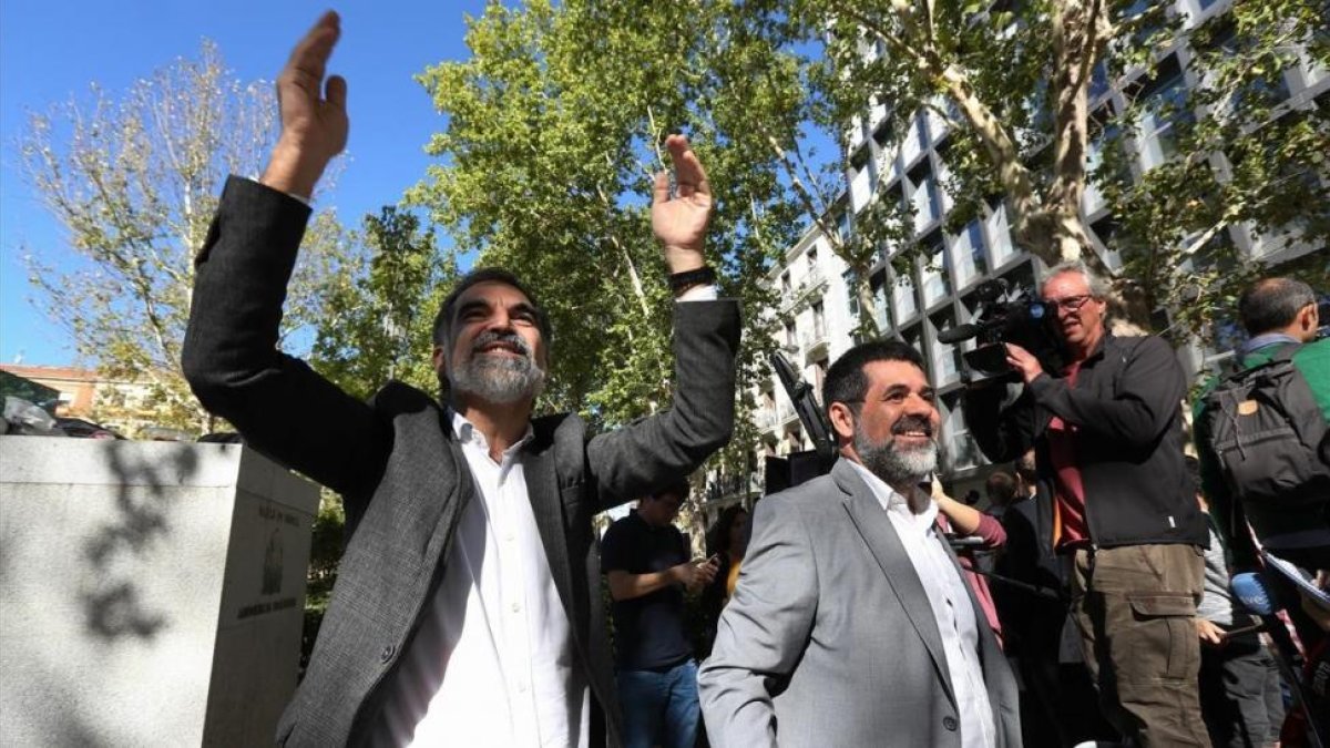Jordi Sànchez y Jordi Cuixart, tras declarar en la Audiencia Nacional por un delito de sedición.