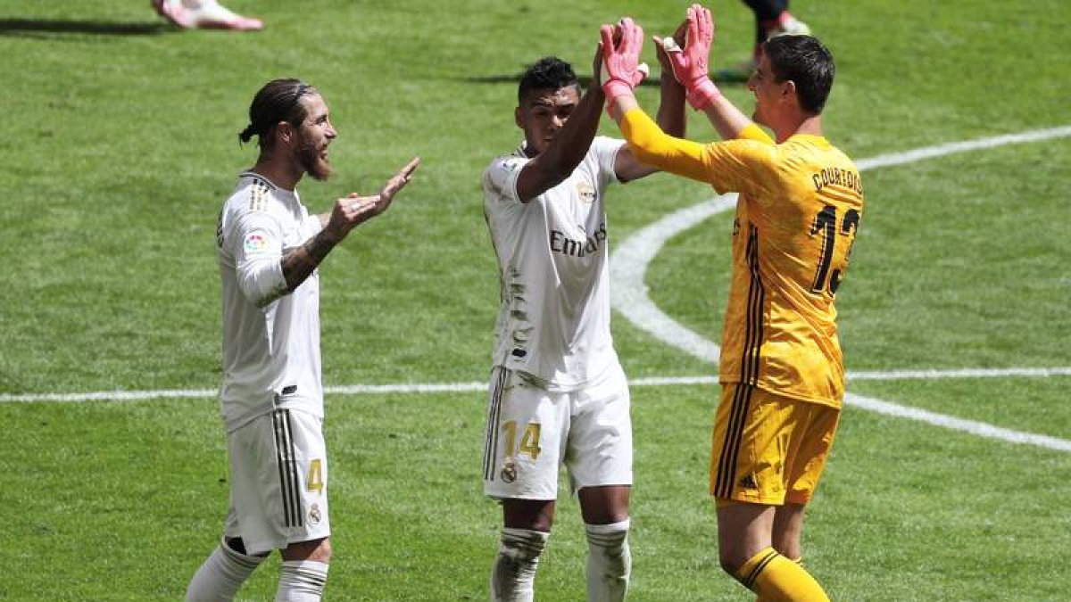 Ramos, Casemiro y Courtois celebran la victoria frente al Athletic de Bilbao que les acerca el título de Liga. LUIS TEJIDO