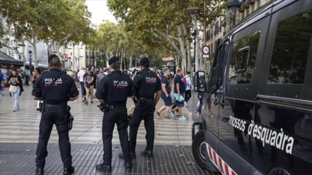 Patrulla de los Mossos en la Rambla de Barcelona.