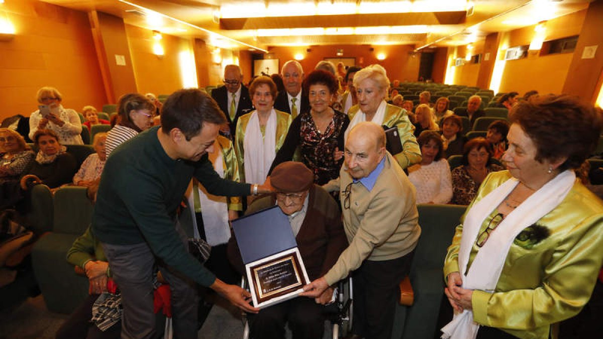 Félix Díez Robles recibe la placa a su larga vida de manos del concejal Eduardo Tocino. MARCIANO PÉREZ