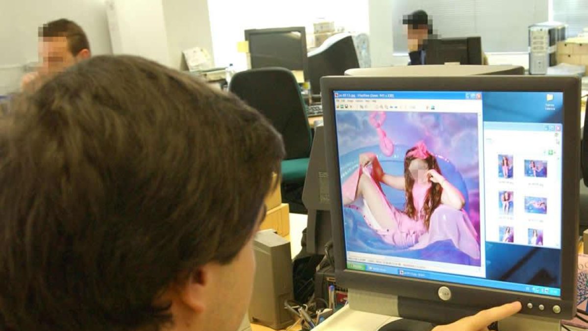 Un policía nacional trabaja, con su ordenador, en una investigación sobre material pedófilo en la red.