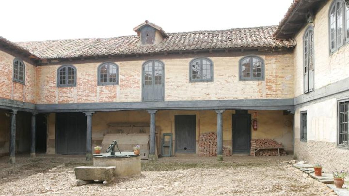 Imagen del patio de la Casona de Sierra Pambley. NORBERTO