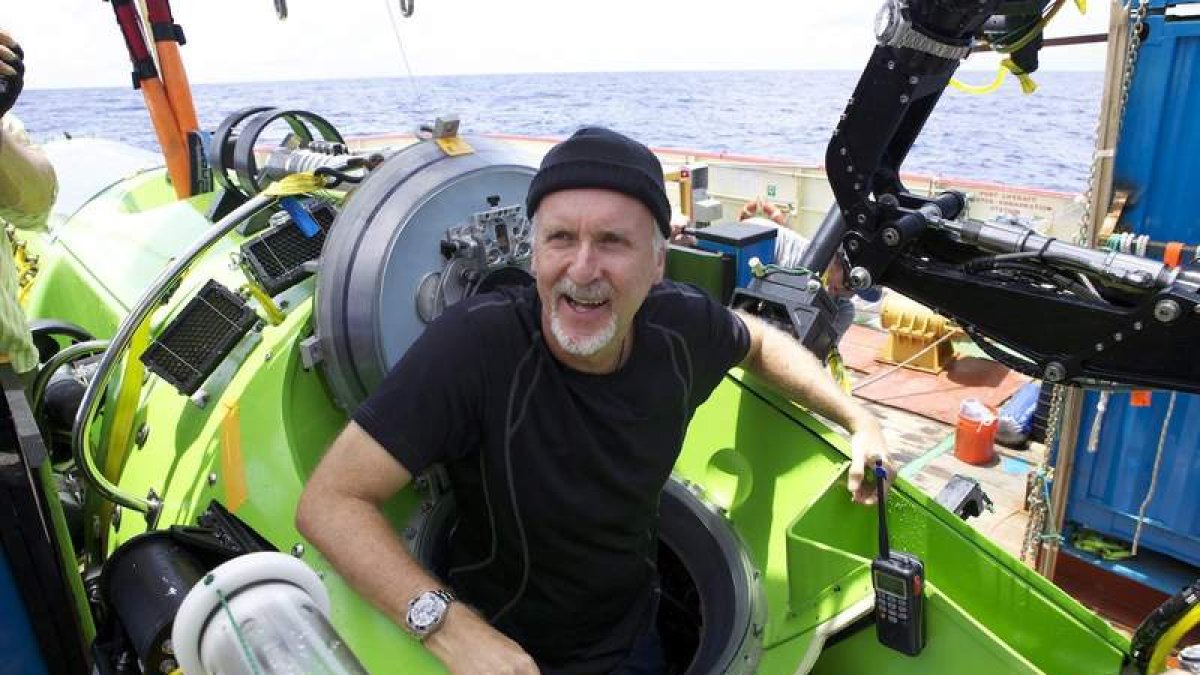 James Cameron, en el vehículo que le lleva a las profundidades abisales.